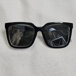 "QUAY AUSTRALIA" Black Mirrored Square Sunglasses